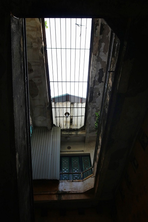 Giếng trời tạo ra khoảng không gian vừa thoáng mát, vừa riêng tư cho căn biệt thự cổ. Ảnh: Dân Việt