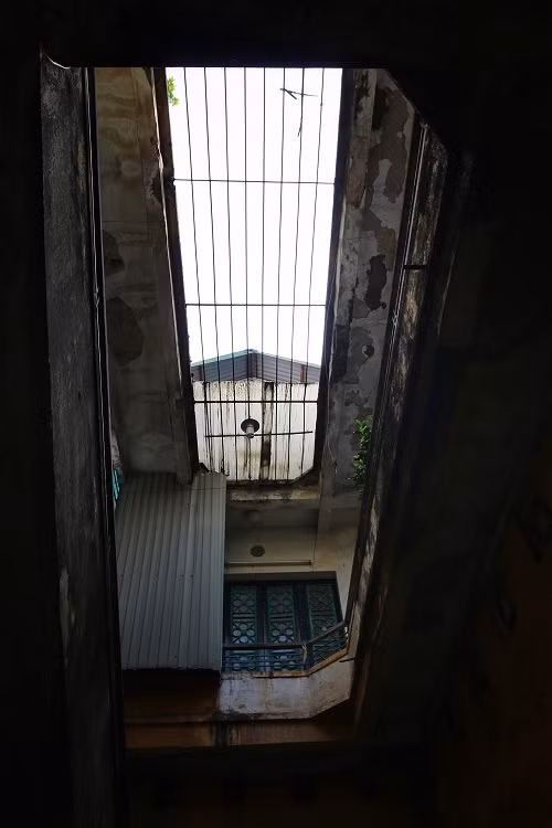 Giếng trời tạo ra khoảng không gian vừa thoáng mát, vừa riêng tư cho căn biệt thự cổ. Ảnh: Dân Việt