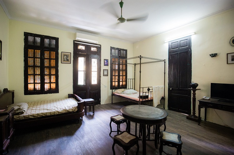 Các phòng thông nhau ở giữa là giếng trời lấy ánh sáng cho cả căn nhà. Ảnh: Dân Việt.