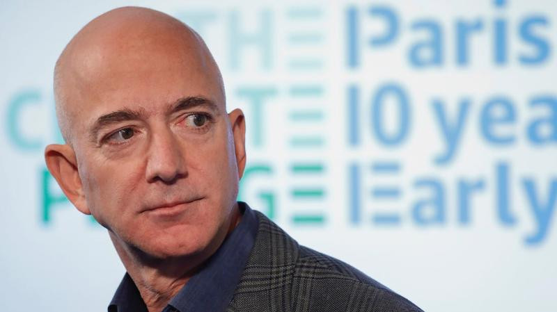 Được biết, ông Bezos sẽ rời bỏ công việc quản lý hàng ngày tại Amazon để dành nhiều thời gian hơn cho các dự án bao gồm công ty vũ trụ Blue Origin của ông - dự kiến sẽ đưa ông vào vũ trụ vào cuối tháng này.