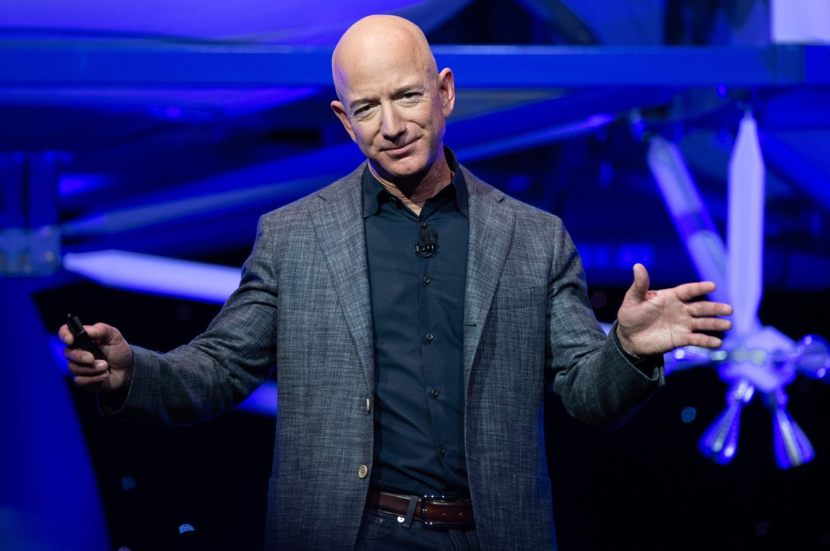 Lượng tài sản tỷ phú Jeff Bezos nắm giữ vượt quá tỷ trọng GDP ở một số quốc gia. Ước tính, mỗi giây, ông kiếm được nhiều hơn một người lao động Mỹ làm cả tuần.