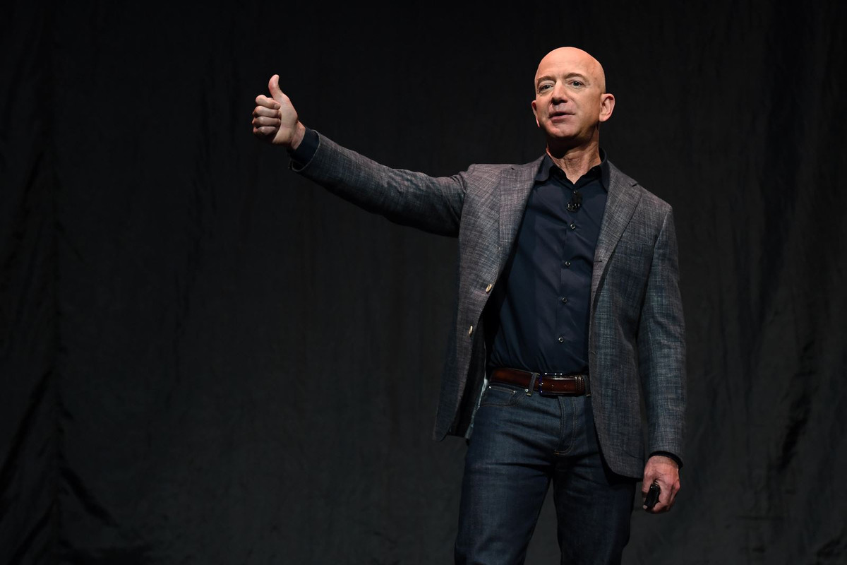 Tỷ phú Jeff Bezos liên tục đứng đầu danh sách tỷ phú giàu nhất hành tinh của Forbes kể từ năm 2019.
