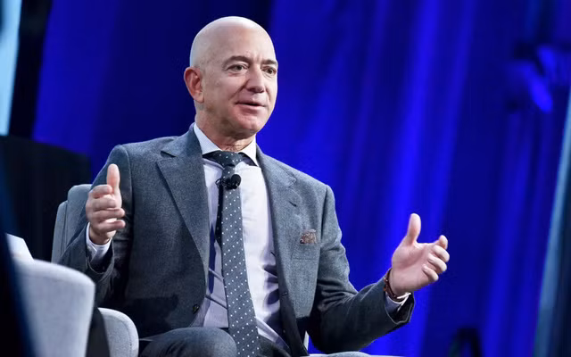 Trong năm qua, khối tài sản của Jeff Bezos tăng vọt do đại dịch COVID-19 kéo doanh số thương mại điện tử tăng mạnh, đẩy giá cổ phiếu lên cao. Chỉ trong một năm, tài sản của ông tăng thêm 75 tỷ USD.