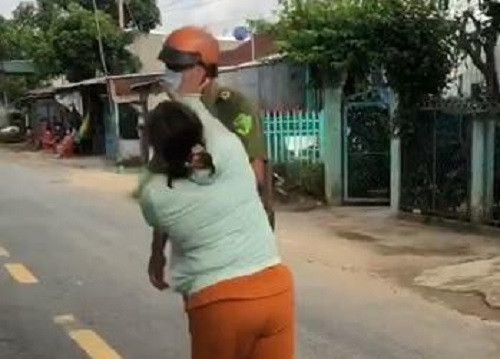 Chồng bị phạt vì ra đường vô cớ, vợ xông vào đánh công an để giải vây Chong bi phat vi ra duong vo co, vo xong vao danh cong an de giai vay
