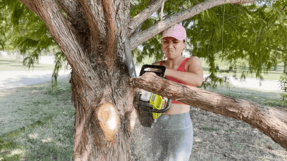 Nữ ca sĩ cho biết, mùa dịch chỉ ở nhà nên cô tự làm hết mọi việc, từ cắt cỏ, cưa cây và chăm sóc nhà cửa.