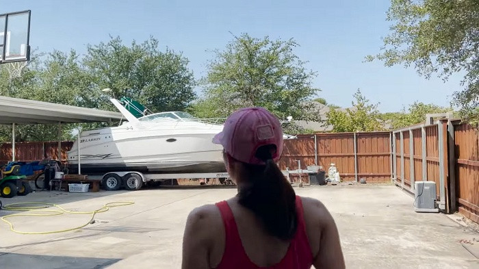 Ngoài ra, không gian trong vườn còn có một chiếc du thuyền.