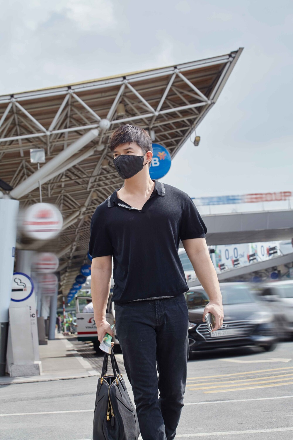 Giữa năm 2020, Nathan Lee xuất hiện tại sân bay với trang phục hàng hiệu khoẻ khoắn, đơn giản nhưng cực kỳ đắt tiền. Nam ca sĩ cũng đeo chiếc nhẫn đính hôn vintage của thương hiệu Cartier trị giá 150 ngàn euros (gần 4 tỷ đồng). Nguồn: FBNV