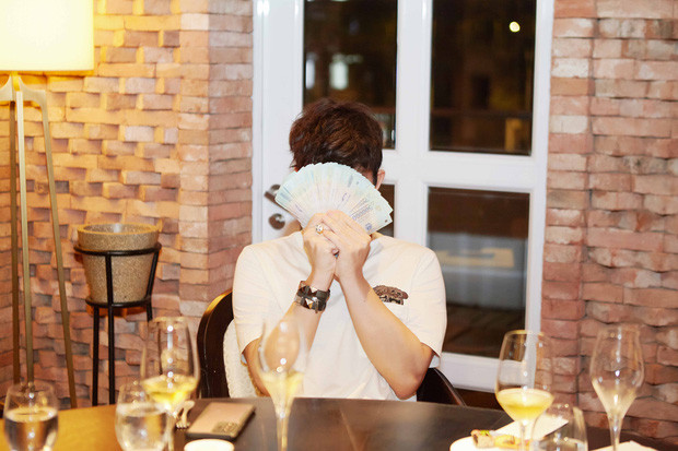 Đáng chú ý, nam ca sĩ tiết lộ đã chi 400 tỷ đồng để chuẩn bị nhiều phần quà như du lịch đến khách sạn 7 sao ở Dubai, tậu biệt thự, du thuyền,... để dành tặng cho những khách mời đến tham dự.