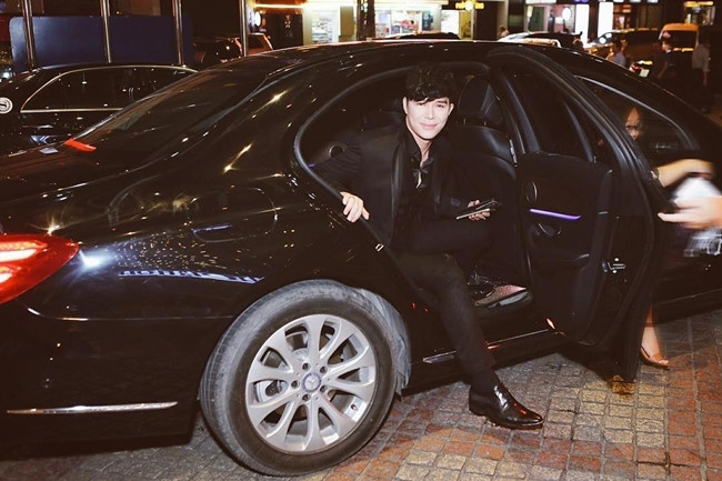 Ngoài ra, ca sĩ Nathan Lee còn sở hữu hai chiếc xế hộp đắt tiền. Năm 2017 với giá khoảng 3 tỷ đồng để phục vụ công việc.