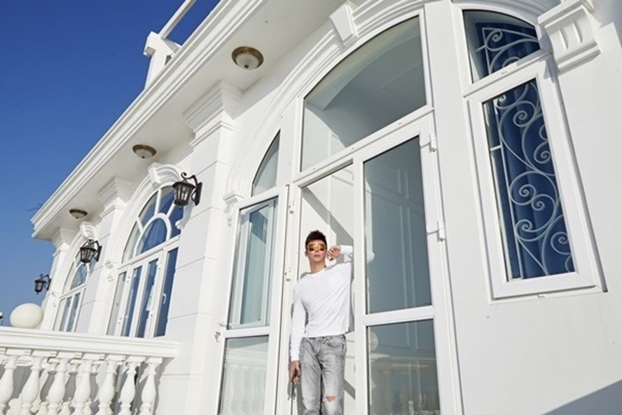 Nguồn thu từ nhiều công việc giúp Nathan Lee sở hữu cuộc sống giàu có, sang chảnh. Nam ca sĩ liên tục khiến khán giả choáng ngợp khi chia sẻ về số bất động sản đắt đỏ mình sở hữu.