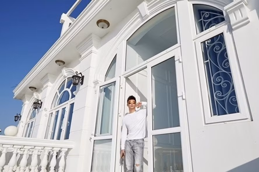 Nguồn thu từ nhiều công việc giúp Nathan Lee sở hữu cuộc sống giàu có, sang chảnh. Nam ca sĩ liên tục khiến khán giả choáng ngợp khi chia sẻ về số bất động sản đắt đỏ mình sở hữu.