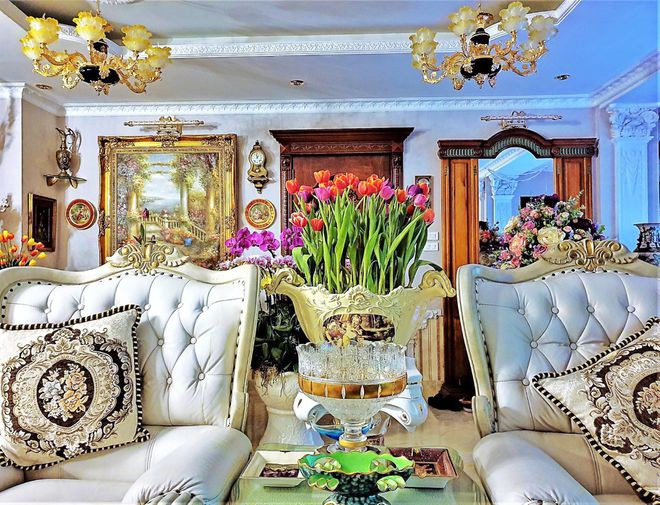Căn nhà gồm 8 tầng rộng hơn 1000m² được xây dựng với hệ thống thang máy hiện đại, hoành tráng tựa như một cung điện nguy nga của châu Âu.