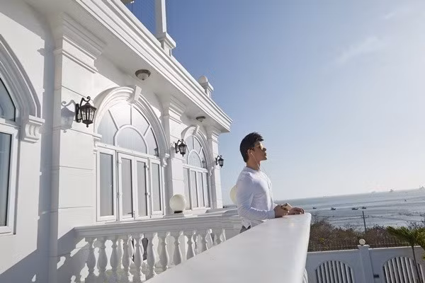 Một số bất động sản của Nathan Lee từng chia sẻ với khán giả như căn biệt thự dát vàng lên tới hàng trăm tỷ; khu resort rộng hơn 7.000 m2 ở Phú Quốc; biệt thự rộng 2000m2 nhìn ra biển Vũng Tàu; tòa nhà triệu đô tại Paris...