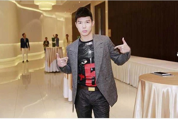 Nathan Lee cũng giữ sở thích đi du lịch vòng quanh thế giới, sử dụng hàng hiệu đắt đỏ.