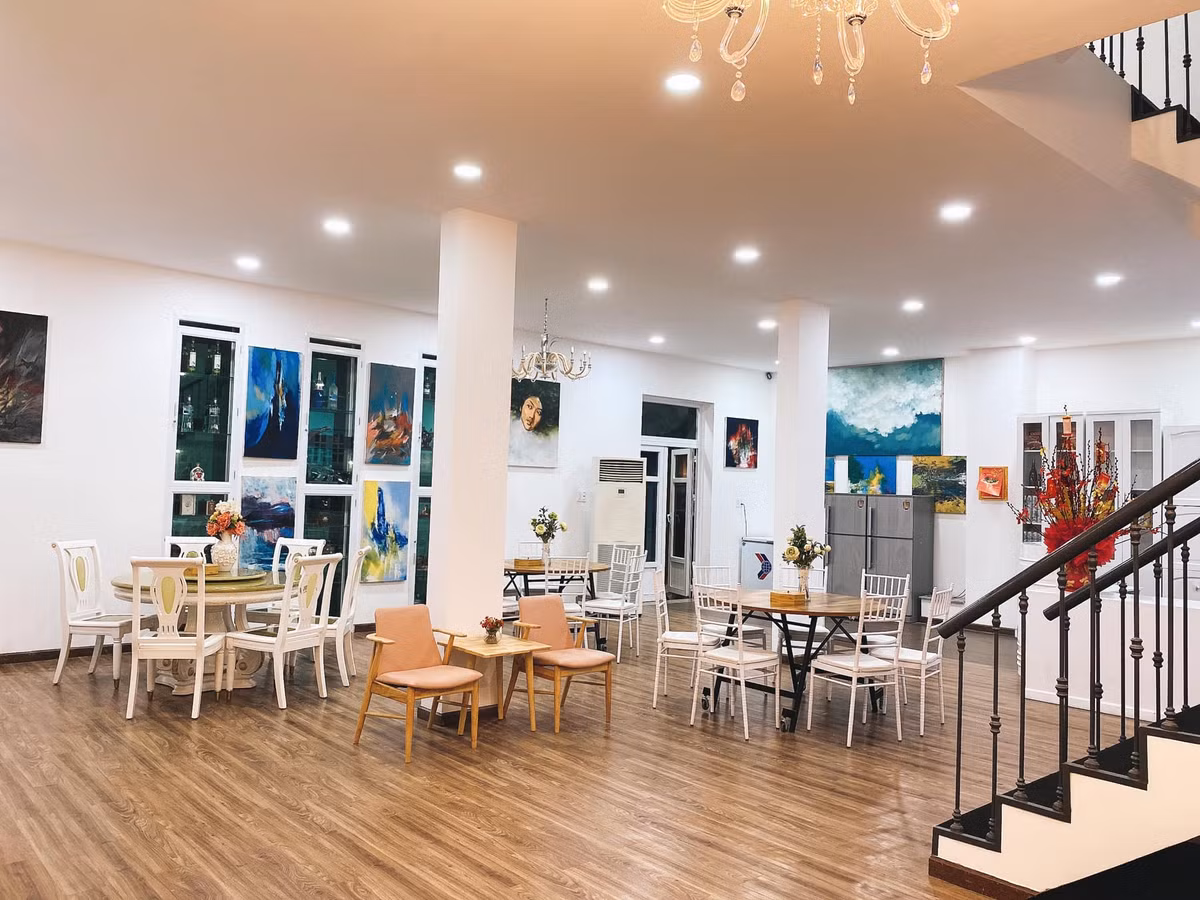 Đặc biệt, trong phòng ăn, Lý Nhã Kỳ sắp xếp tận 4 bàn ăn với 4 phong cách khác nhau. Ảnh: FBNV