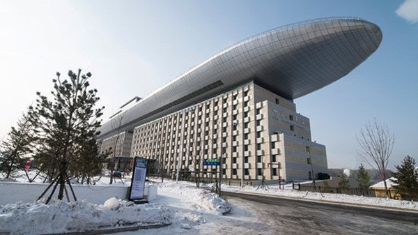 Changbai Paradise Resort (Resort Thiên Địa núi Trường Bạch) bị nhiều cư dân mạng cho rằng hình thức cứng nhắc, cường điệu và thô kệch, quy mô mất cân đối.