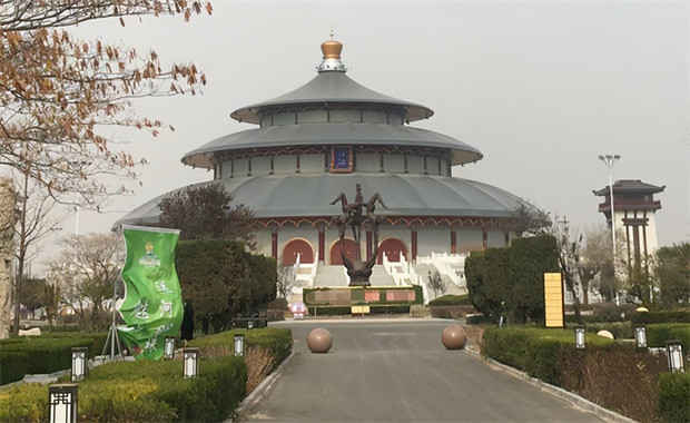 Rạp xiếc quốc tế Thương Châu nằm ở huyện Ngô Kiều (Hà Bắc, Trung Quốc) được các chuyên gia nhận xét là "tổng thể kiến trúc trông giống 1 cái lu hơn là tái hiện lại kiến trúc cổ điển".