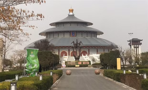 Rạp xiếc quốc tế Thương Châu nằm ở huyện Ngô Kiều (Hà Bắc, Trung Quốc) được các chuyên gia nhận xét là "tổng thể kiến trúc trông giống 1 cái lu hơn là tái hiện lại kiến trúc cổ điển".