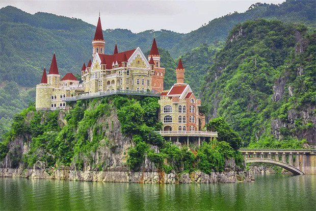 Lâu đài Cát Long nằm trên một đảo hồ đá vôi ở phía tây nam tỉnh Quý Châu mất điểm trầm trọng do tàn phá cảnh quan thiên nhiên vốn đang rất đẹp