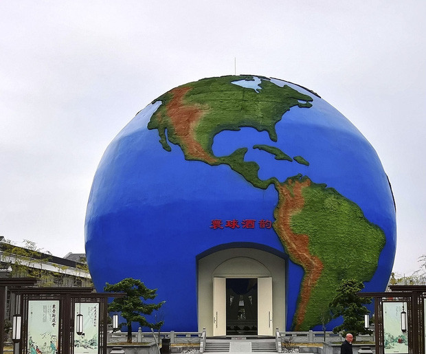 Trung tâm văn hóa công nghiệp rượu Quảng Tây trông như quả địa cầu xấu đến "ma chê quỷ hờn".