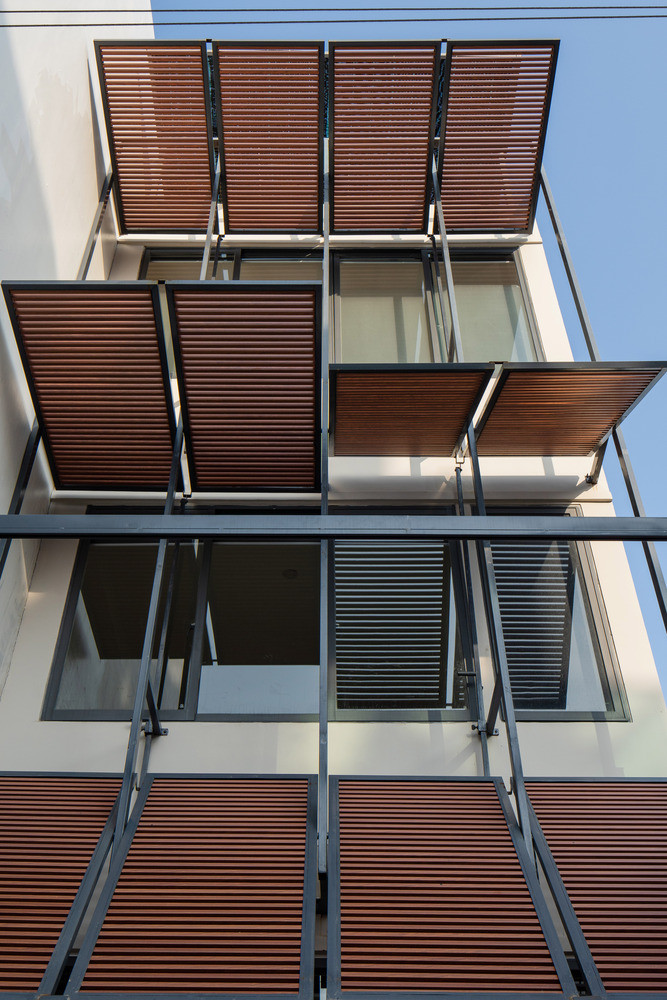 Trái lại, công trình chọn một cách khác để giải quyết những thách thức và định hướng ngôi nhà theo cách có trách nhiệm với xã hội.