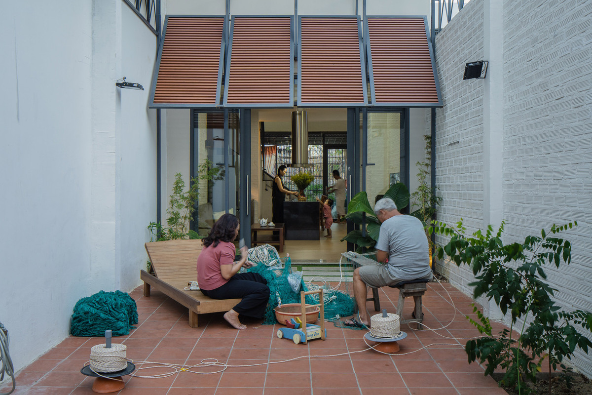 Theo đó, kiến trúc sư đề xuất xây dựng một ngôi nhà nhỏ tối ưu hóa các công năng cơ bản để chừa không gian sân trước và sân sau làm nơi các thành viên trong gia đình hoạt động theo nghề truyền thống.