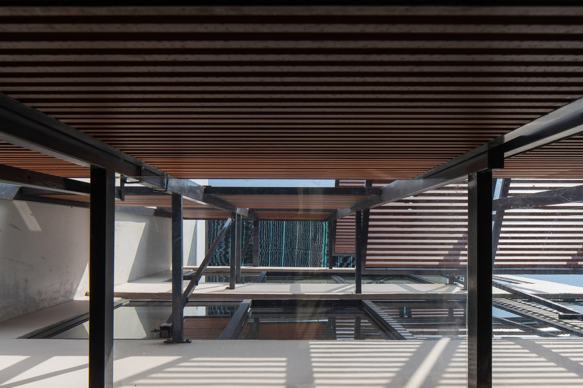 Mặt tiền tạo không gian đưa người sử dụng đến gần với ngôi nhà truyền thống Việt Nam với hàng hiên, phào chỉ mang tính biểu tượng.