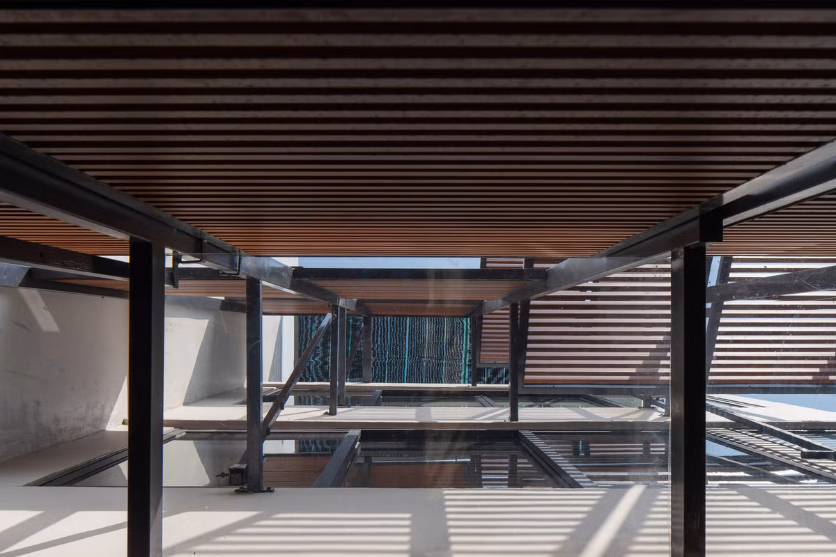 Mặt tiền tạo không gian đưa người sử dụng đến gần với ngôi nhà truyền thống Việt Nam với hàng hiên, phào chỉ mang tính biểu tượng.