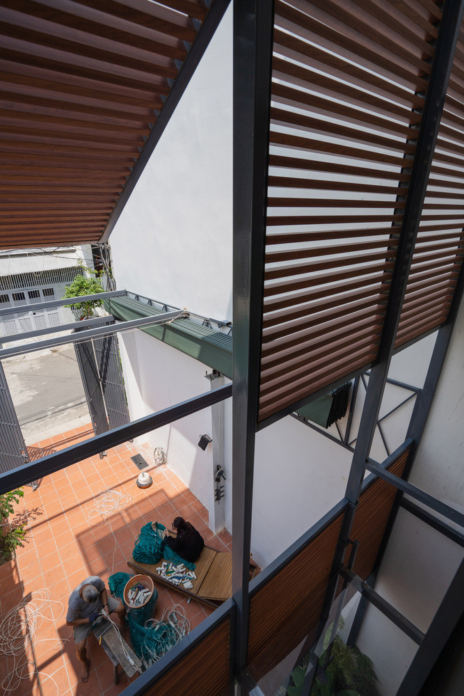 Bên cạnh đó, Các kiến trúc sư cũng đề xuất một mặt tiền với cấu trúc linh hoạt để tránh ánh nắng từ phía Tây và người sử dụng có thể đóng mở tùy ý.