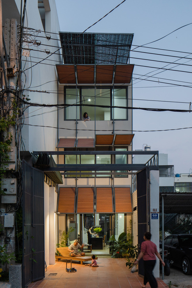 Đặc thù của một ngôi nhà hướng Tây là không khí mát mẻ cả ngày, bởi gió Tây - Nam, một trong những luồng gió chính của Nha Trang, trừ buổi chiều khi ngôi nhà bị thiêu đốt.