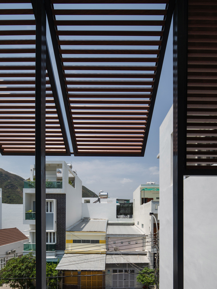 Mặt tiền linh hoạt bao gồm mười hai mô-đun với khung thép và cửa chớp bằng gỗ.