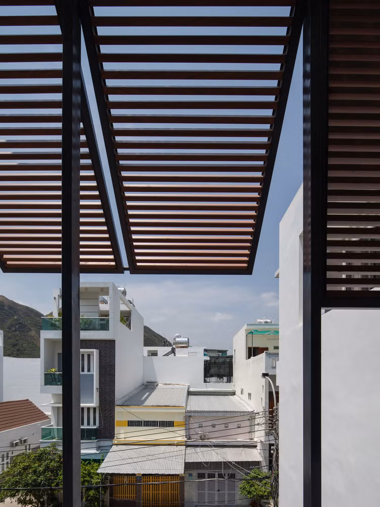 Mặt tiền linh hoạt bao gồm mười hai mô-đun với khung thép và cửa chớp bằng gỗ.