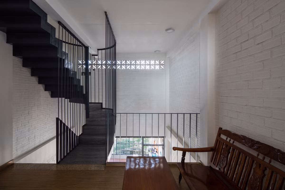 Ngân sách hạn chế cũng là một vấn đề đáng lo ngại với chi phí cuối cùng khoảng 35.000 USD (khoảng 800 triệu đồng). Do đó, 2 giải pháp để giảm chi phí là sử dụng vật liệu tái chế và cho mượn không gian.