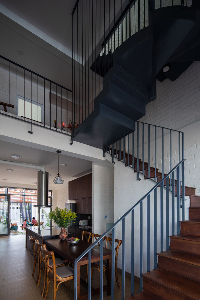 Ngoài ra, các tấm gỗ từ ngôi nhà cũ được tái sử dụng để tạo ra các đồ nội thất như bếp, sofa, bàn và các bậc của cầu thang.