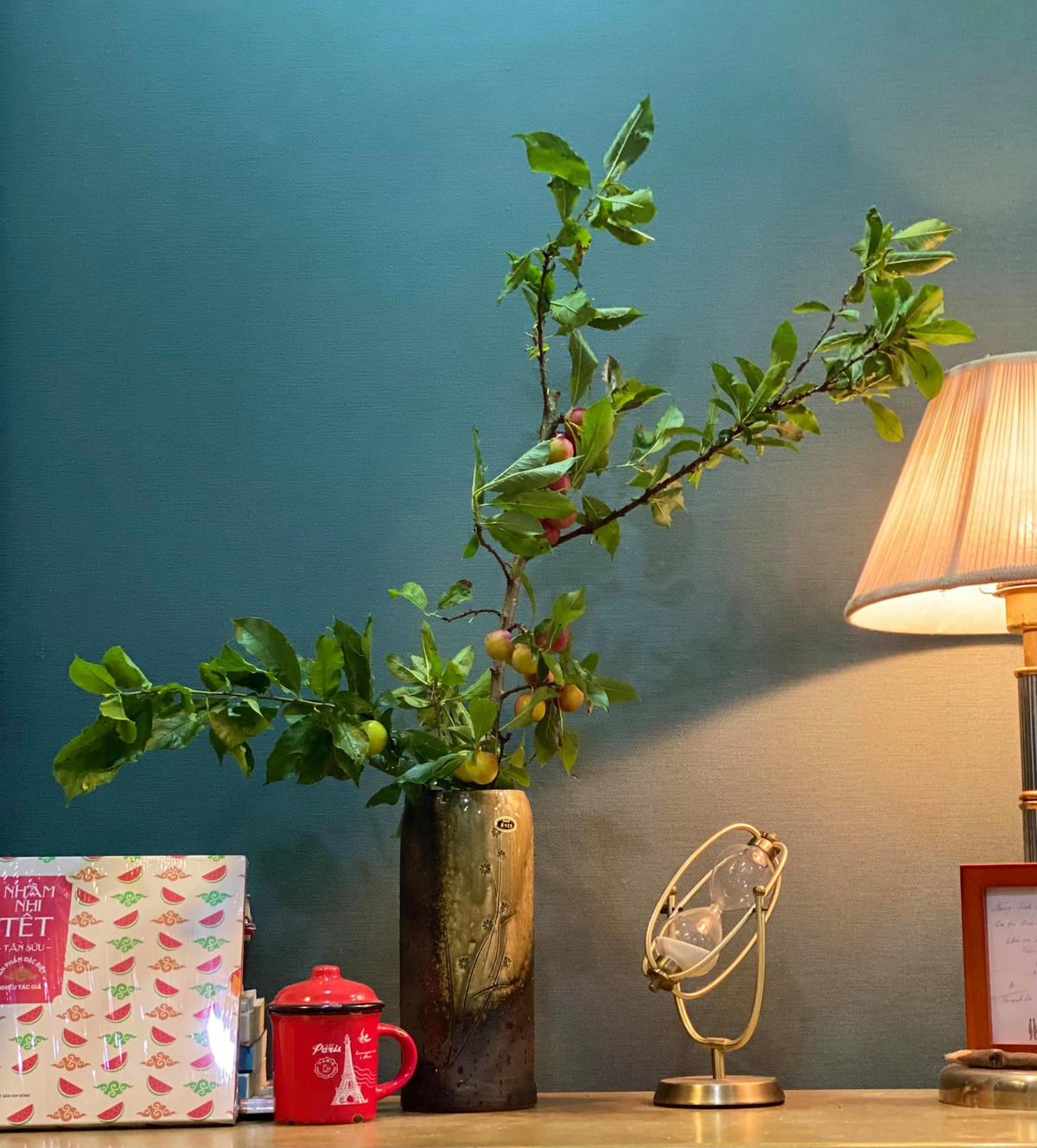 Phần lớn khách mua 1-2 set cắm trang trí phòng khách. Tuy nhiên, mận nguyên cành hầu như không có sẵn, khách đều phải đặt trước mới có hàng. Ảnh: Facebook.