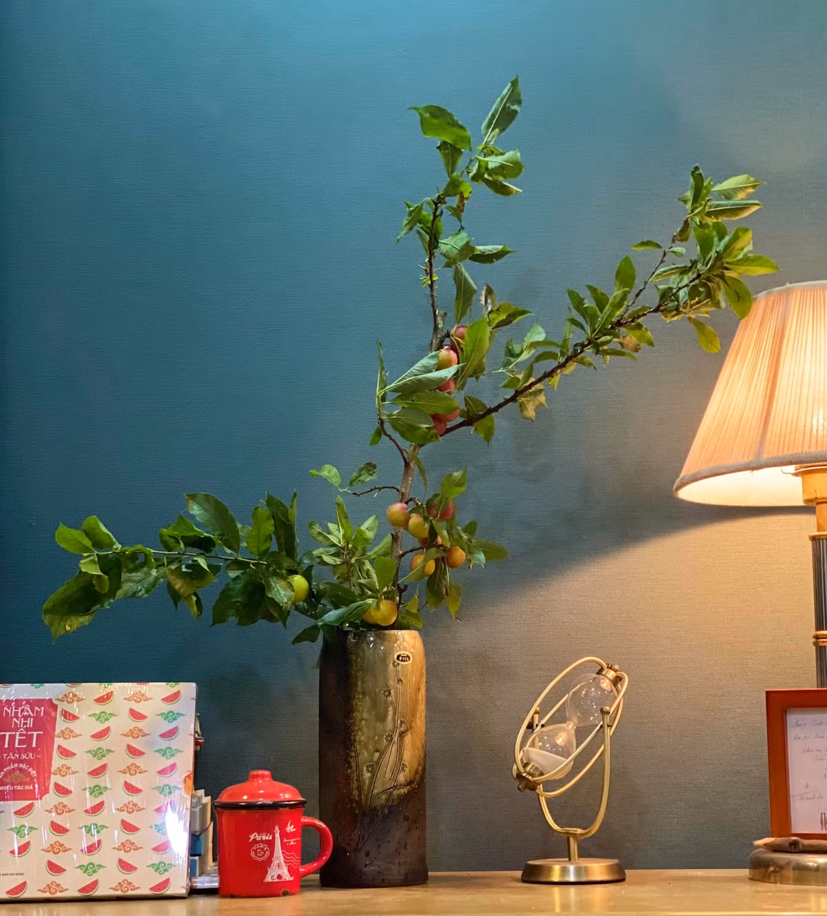 Phần lớn khách mua 1-2 set cắm trang trí phòng khách. Tuy nhiên, mận nguyên cành hầu như không có sẵn, khách đều phải đặt trước mới có hàng. Ảnh: Facebook.