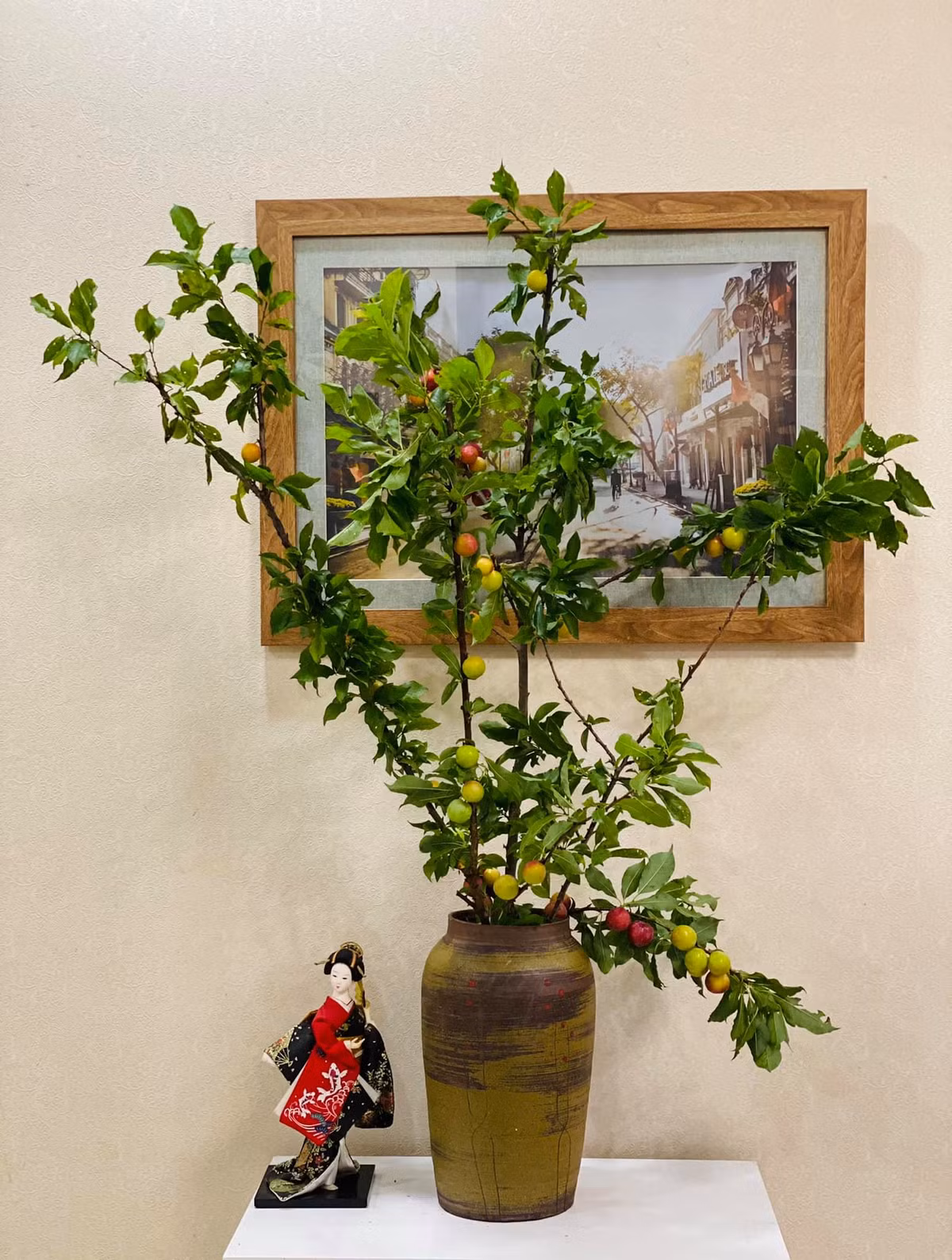 Thời gian gần đây, trái ngược với giá mận cơm rẻ như cho chỉ 1.000 - 2.000 đồng/kg, nhiều đầu mối chuyển sang bán mận nguyên cành theo set. Ảnh: Facebook.