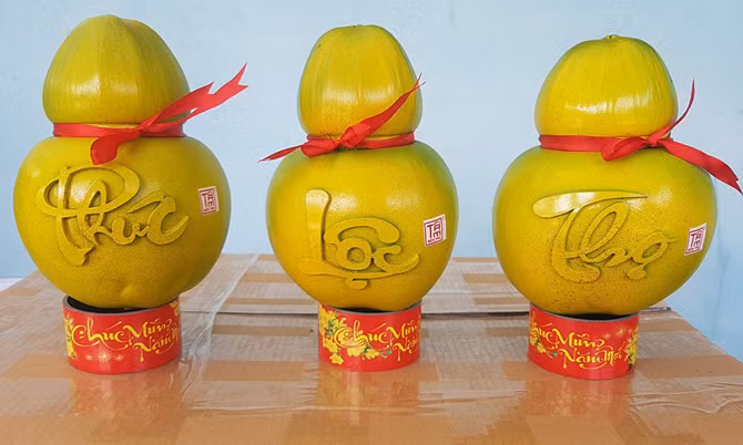 Những cặp dừa tạo hình hồ lô và khắc chữ thì có giá cao hơn, khoảng 1,5 triệu đồng/quả. Ảnh: Facebook.