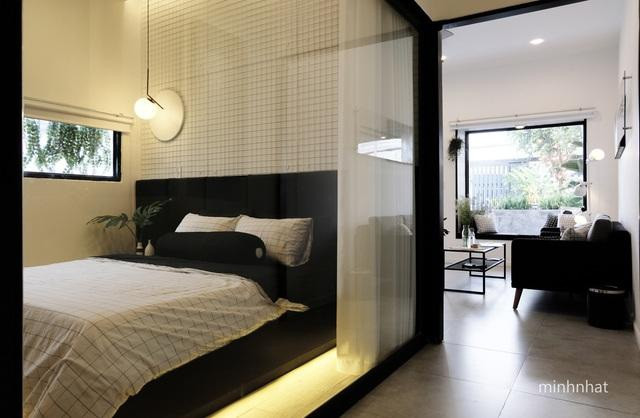 Nội thất màu gỗ và các mảng tường màu sọc caro trắng đen giúp không gian trở nên sống động hơn. Ảnh: Minhnhat
