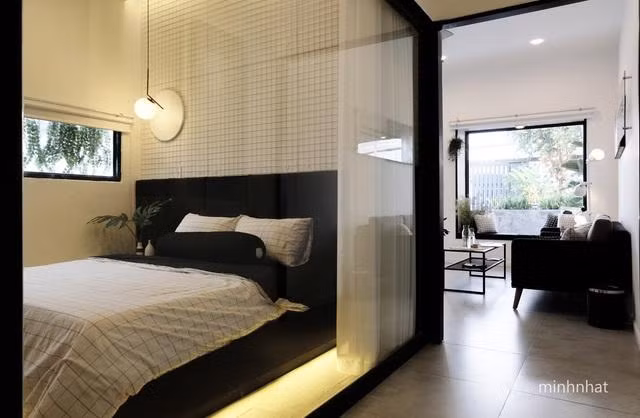 Nội thất màu gỗ và các mảng tường màu sọc caro trắng đen giúp không gian trở nên sống động hơn. Ảnh: Minhnhat