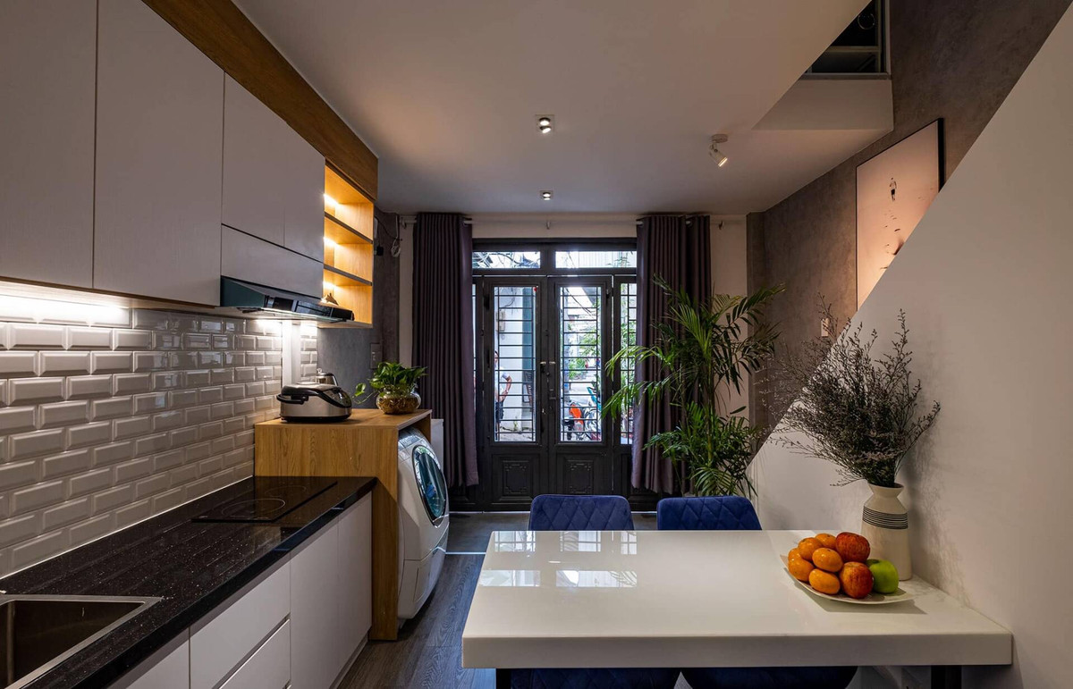 Dù diện tích nhỏ nhưng nhờ cách bố trí khéo léo, ngôi nhà vẫn đáp ứng được đầy đủ công năng cho sinh hoạt hàng ngày. Ảnh: Happynest