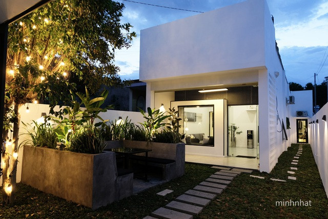 Đáp ứng mong muốn không gian sống lý tưởng, hòa mình với thiên nhiên của gia chủ, kiến trúc sư sử dụng 2 tone màu chính đen - trắng, vừa khó lỗi thời vừa tạo cảm giác thoải mái và sạch sẽ. Ảnh: Minhnhat