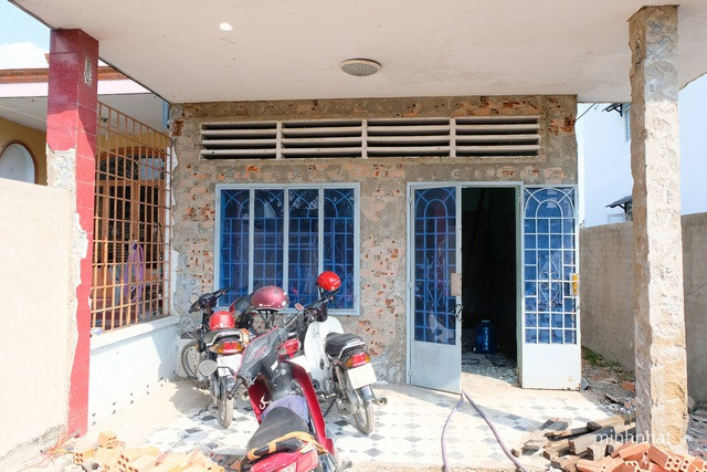 Trước khi cải tạo, công trình là ngôi nhà cấp 4 có dấu hiệu xuống cấp ở thành phố Biên Hòa (tỉnh Đồng Nai). Ảnh: Minhnhat