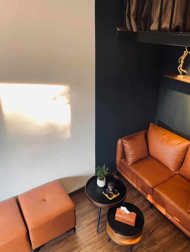 Do chi phí đầu tư thấp nên kiến trúc sư chủ yếu chọn vật liệu cơ bản, giá thành rẻ và tập trung vào việc phối hợp màu sắc. Ảnh: KaoLad Design.