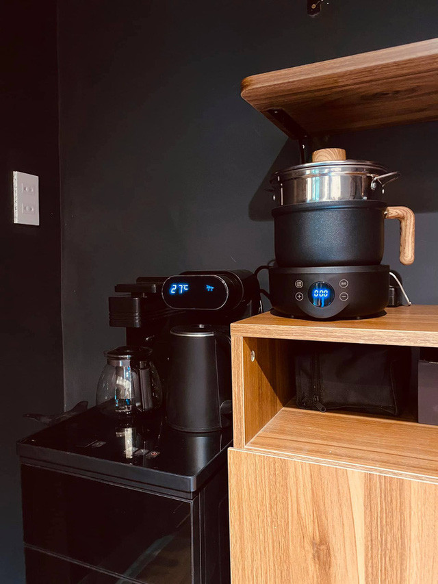 Vì mục đích sử dụng làm việc là chính nên chủ nhà không làm bếp, thay vào đó vẫn có nồi điện để nấu mì. Ảnh: KaoLad Design.