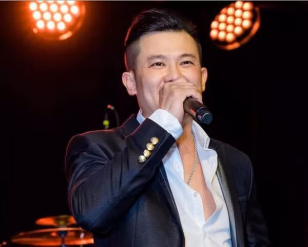 Em gai Cam Ly ho tro chi phi dua tro cot Van Quang Long ve nuoc