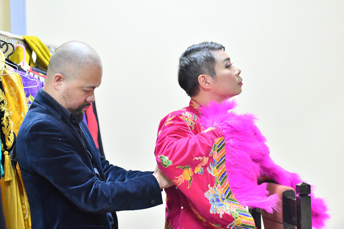 Bắc Đẩu - do NSND Công Lý thủ vai, là điểm sáng tạo và chờ đợi của khán giả. Năm nay, NTK Đức Hùng sử dụng chất liệu nhung the, chạm trổ hình rồng phượng với màu cánh sen đặc trưng của cá tính nhân vật. Cô Đẩu duyên dáng, đáng yêu, điểm nhấn của bộ trang phục là những chiếc lông vũ điểm xuyết quanh bộ đồ theo đúng xu hướng thời trang thế giới.