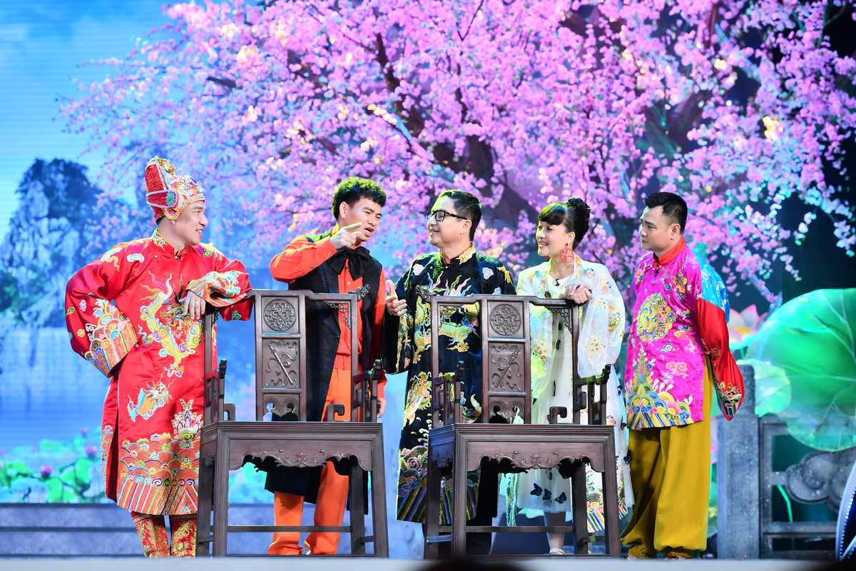 Nam Tào do Xuân Bắc diễn xuất - là một nhân vật nam tính, thông minh, ngoài những trang phục của buổi chầu, bộ quần áo màu cam, sơmi, quần tây, chiếc áo gile đen, cùng nơ cách điệu, thể hiện rõ tính cách nhân vật Nam Tào thông minh và dí dỏm.