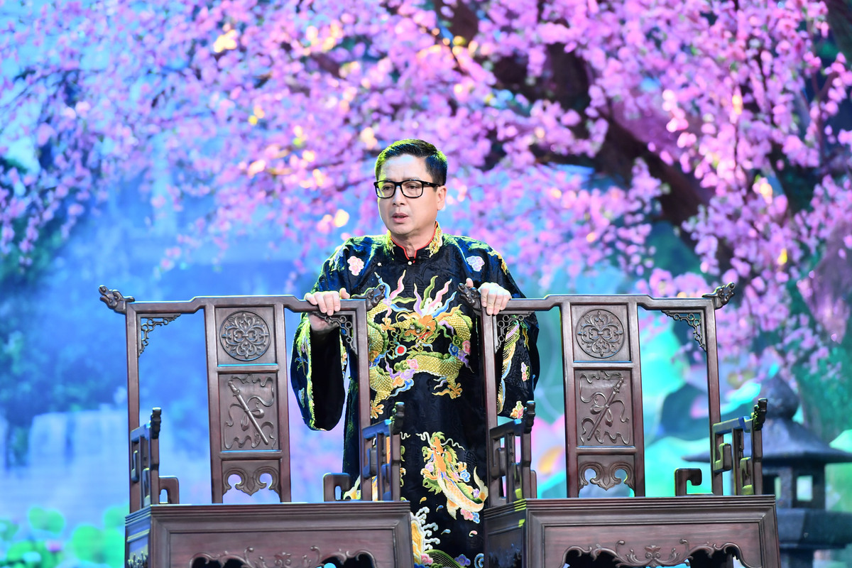  Táo Giáo dục được giao cho NSƯT Chí Trung. Táo Giáo dục sử dụng màu trầm - đen, đối lập lại với các màu sắc khác, cùng với quần Âu và giày Tây, để khi đứng cùng với dàn Táo, mọi sắc màu đều lung linh, tương phản, làm rõ được cá tính và tính cách của nhân vật. Gam màu đen trầm làm nền cho các màu sặc sỡ, tuy vậy, cũng không thiếu sự nổi bật.