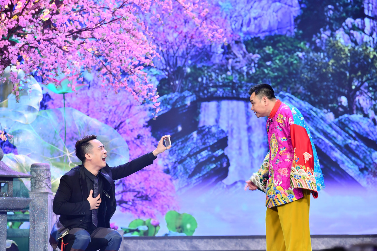 NSND Tự Long vẫn duyên dáng với cách diễn của mình và vào vai Táo Xã hội. Táo Xã hội với những thiết kế tối giản, áo ngắn và các sắc màu được hoà quyện với nhau rất phong phú và đa dạng, phản ánh được những sắc màu trong xã hội được thay đổi, biến chuyển, áo ngắn phối hợp với quần bùng màu nâu cam cùng chiếc hài da tạo nên sự sinh động và khác biệt của Táo Xã hội.